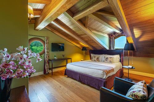 - une chambre avec un lit dans une pièce dotée de plafonds en bois dans l'établissement Al Segnavento - Fiori&Frutti, à Mestre