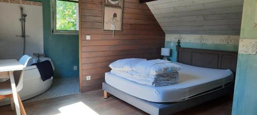 a small room with a bed and a bath tub at Gite Kergroix en Carnac in Carnac