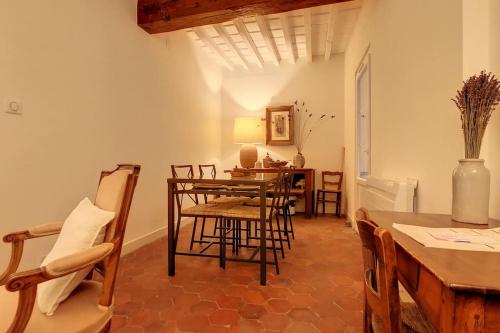 une salle à manger avec une table et des chaises dans l'établissement LE LIMAS - CHARME - WiFI - PATIO - RDC, à Avignon