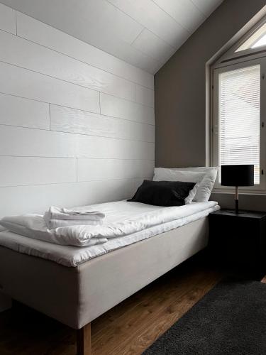 מיטה או מיטות בחדר ב-Levin Kunkku B penthouse