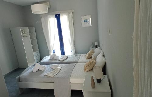 sypialnia z 2 łóżkami i oknem w obiekcie Allegria Family Hotel w mieście Agios Petros