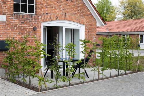 a table and chairs in front of a building at Weberhof Ferienapartments in Rostrup am Westufer des Zwischenahner Meers in Bad Zwischenahn