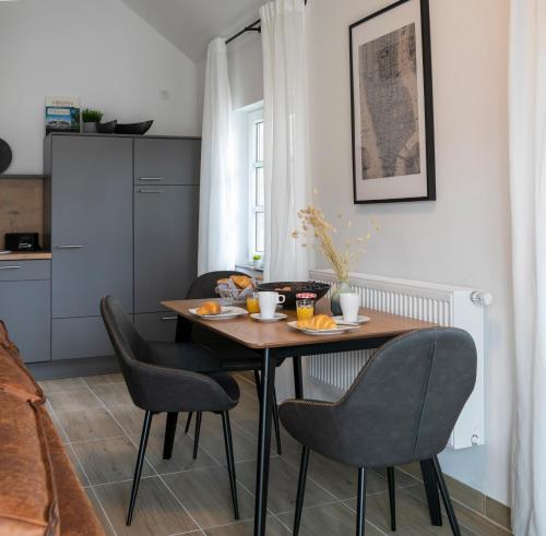 a dining room table and chairs in a room at Weberhof Ferienapartments in Rostrup am Westufer des Zwischenahner Meers in Bad Zwischenahn