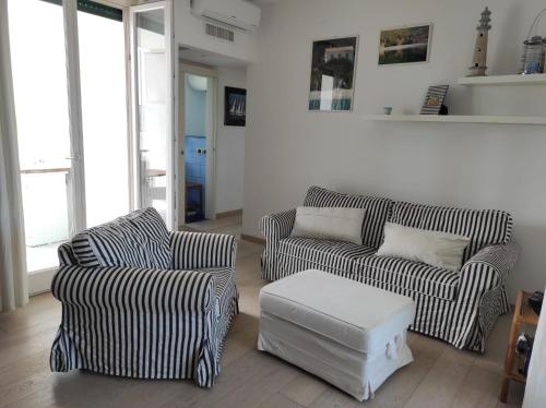 Ruang duduk di Grazioso appartamento vicino al mare