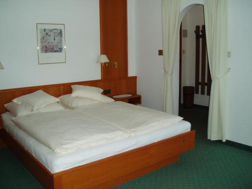 ゼーフェルト・イン・チロルにあるHaus Fichtenstammのベッドルーム(白いシーツを使用した大型ベッド1台付)