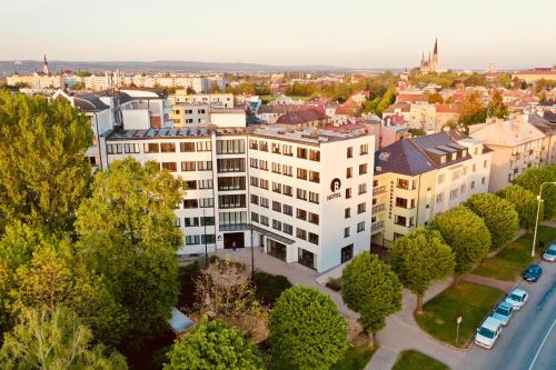 eine Luftansicht einer Stadt mit Gebäuden in der Unterkunft BEST Hotel Garni in Olomouc