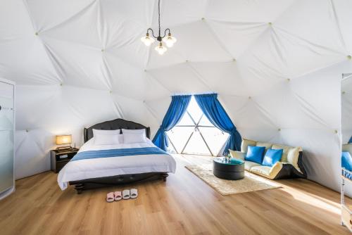 Кровать или кровати в номере Jeju Starlight Glamping