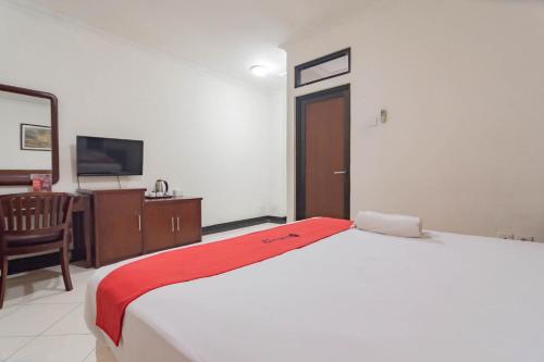 Katil atau katil-katil dalam bilik di RedDoorz Plus at Buah Batu