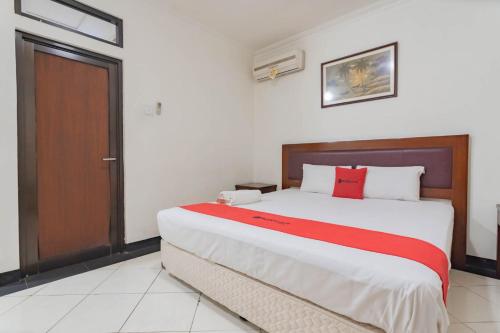 Katil atau katil-katil dalam bilik di RedDoorz Plus at Buah Batu
