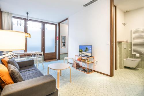 een woonkamer met een bank en een tafel bij San Vicente 31 Old Town in Benidorm