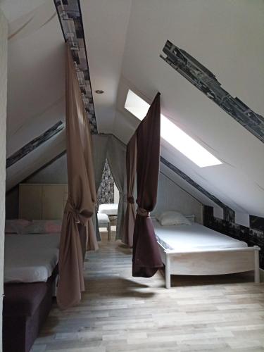 Appartement de 2 chambres avec terrasse amenagee et wifi a Arnage في أرناج: غرفة نوم بسريرين في العلية
