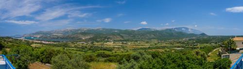 uitzicht op een stad met bergen op de achtergrond bij Bleu clair luxury living in Argostoli