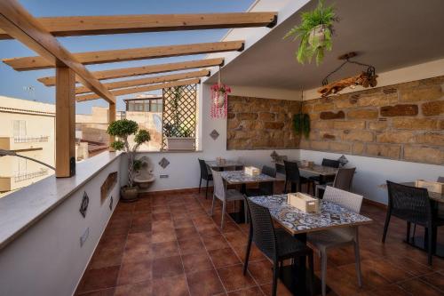 a restaurant with tables and chairs in a room at B&B Le Oasi in Terrasini
