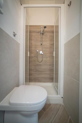 ein Badezimmer mit Dusche, Toilette und Dusche in der Unterkunft Saint Joseph in Livorno