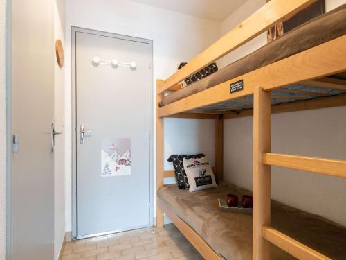 Zimmer mit 2 Etagenbetten und einer Tür in der Unterkunft Studio Vielle-Aure, 1 pièce, 4 personnes - FR-1-296-389 in Vielle-Aure