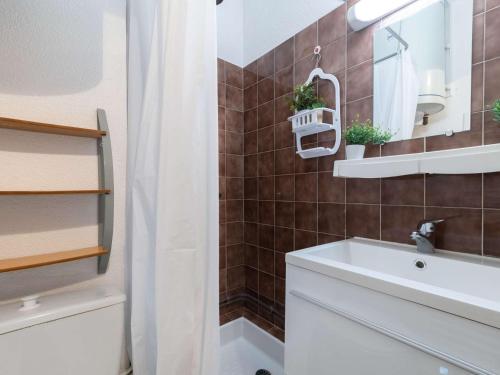 ein Bad mit einem Waschbecken und einem Spiegel in der Unterkunft Studio Vielle-Aure, 1 pièce, 4 personnes - FR-1-296-389 in Vielle-Aure