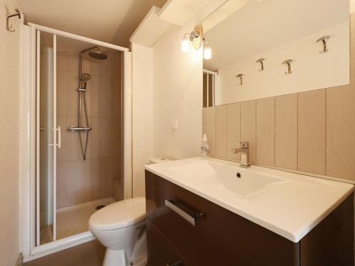A bathroom at Maison Saint-Clément-des-Baleines, 3 pièces, 4 personnes - FR-1-434-95