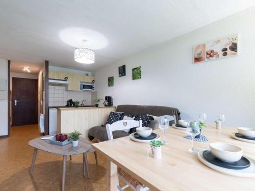 une cuisine et un salon avec une table et une salle à manger dans l'établissement Appartement 8 personnes avec balcon sud, navette télécabine à proximité, Saint-Lary-Soulan - FR-1-296-388, à Saint-Lary-Soulan