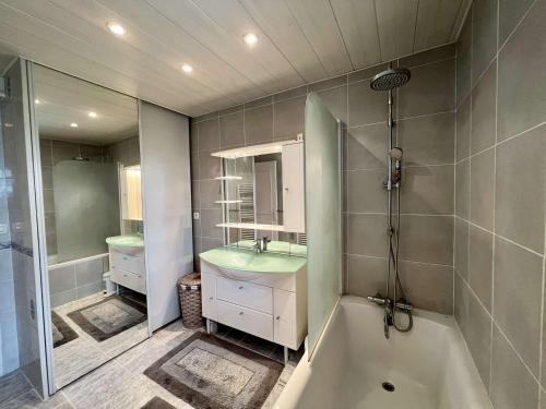 Ein Badezimmer in der Unterkunft Villa Plouhinec, 4 pièces, 4 personnes - FR-1-479-132