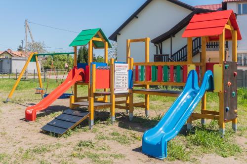 Ο χώρος παιχνιδιού για παιδιά στο Flatbook Apartamenty - Sztutowo Baltic Twins z Parkingiem
