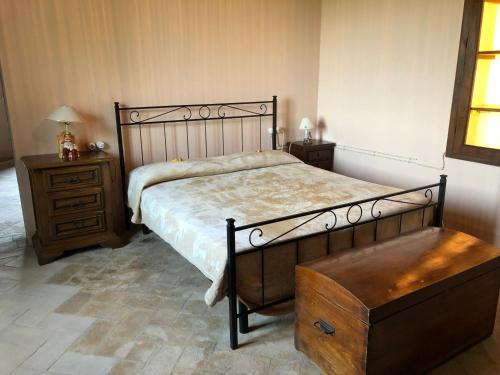 - une chambre avec un lit, une commode en bois et un tiroir dans l'établissement Podere Soccorso casa vigneto, à Montalcino