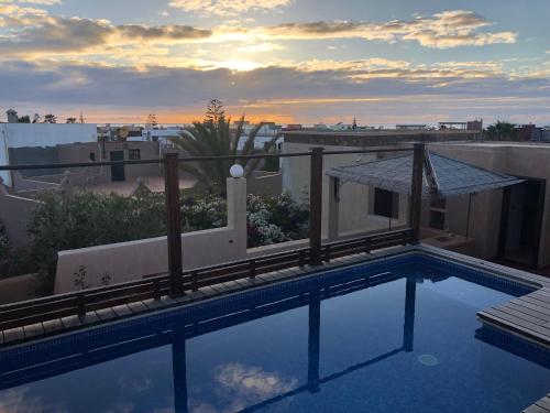 una piscina sul tetto di un edificio di Villa Kenzi a Mirleft