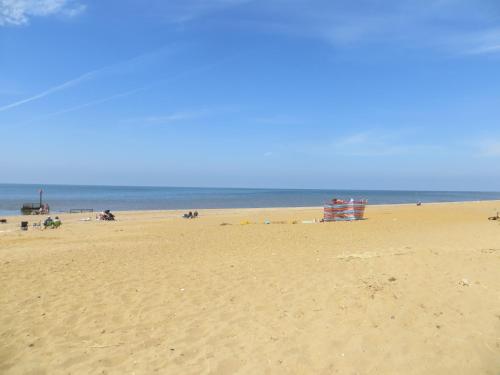 ヒーチャムにあるSunset Beach Retreatの砂浜と海の上に座る人々のいる海岸