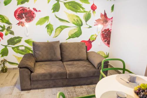 un sofá en una sala de estar con una pared de flores en FoRest Međugorje, en Međugorje