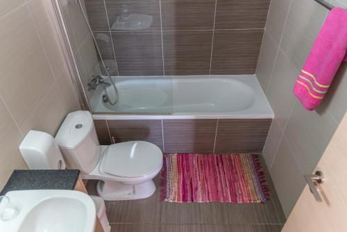 Ett badrum på Mythical Sands Resort & Spa, Evilion Apartment