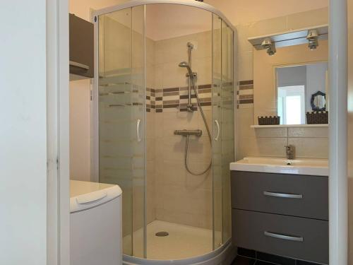 une salle de bain avec douche et lavabo dans l'établissement Appartement avec WIFI et balcon à Perros-Guirec - FR-1-368-345, à Perros-Guirec