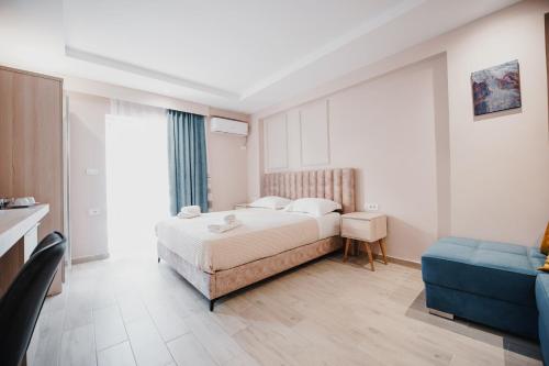 Postel nebo postele na pokoji v ubytování Himara 28 Hotel