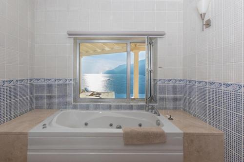 Koupelna v ubytování Villa Alis stunning sea view with Infinity Pool