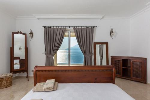 Postel nebo postele na pokoji v ubytování Villa Alis stunning sea view with Infinity Pool