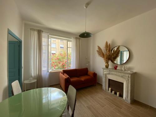 un salon avec une table en verre et un canapé dans l'établissement 2 pièces / neuf - Ajaccio centre - Place Miot / Albert 1er, à Ajaccio