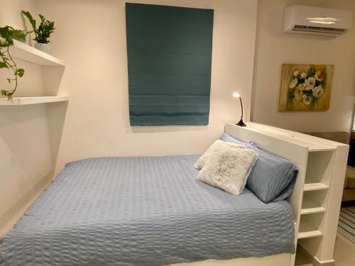 Una cama o camas en una habitación de Mosta Garden Studio