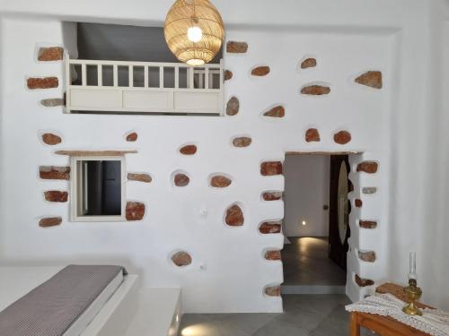Habitación con una pared cubierta de formaciones rocosas. en Nikola's place II, en Astipalea
