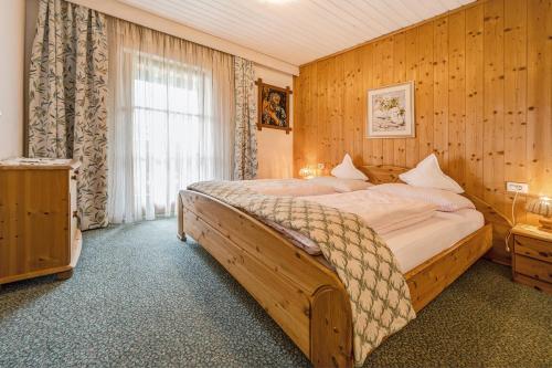 a bedroom with a large bed and a window at Apartment Sonnenschein in Mühlbach