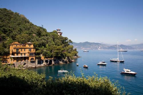 un groupe de bateaux dans une masse d'eau dans l'établissement Hotel Piccolo Portofino, à Portofino