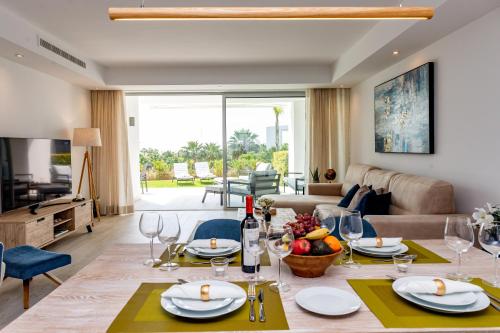 Χώρος καθιστικού στο Alcazaba Lagoon Apartment with Private Beach, Pools, Gym, Sauna, Hot Tub & Fully Equipped Kitchen