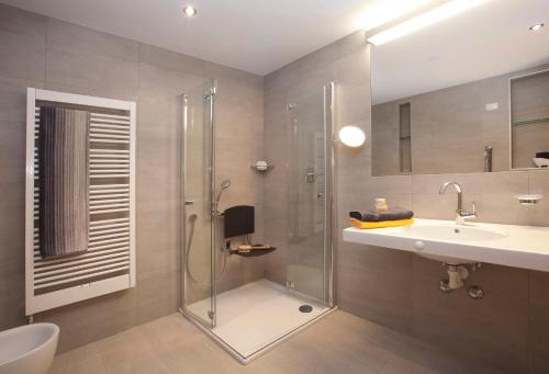 bagno con doccia e lavandino di Residence Innichen - San Candido a San Candido