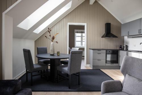 a kitchen and dining room with a table and chairs at Solsiden Brygge Rorbuer in Ballstad