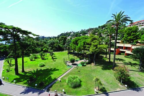 an aerial view of a park with palm trees at Hôtel Vacances Bleues Delcloy in Saint-Jean-Cap-Ferrat
