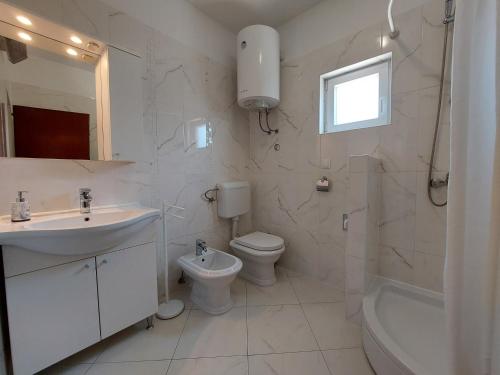 W łazience znajduje się umywalka, toaleta i prysznic. w obiekcie Apartment Marohnić w mieście Malinska