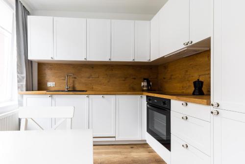 A kitchen or kitchenette at MIRA APARTMENTS III