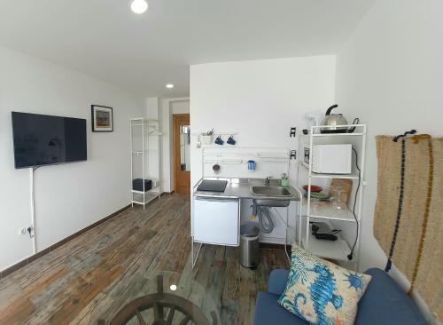 sala de estar con fregadero y cocina en Casa Pescado vistas al mar, en Arrecife