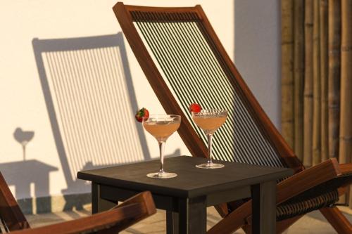 una mesa con dos bebidas en una silla en Kallia's Suites Milos en Adamas