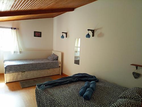 Giường trong phòng chung tại Casa do Rio