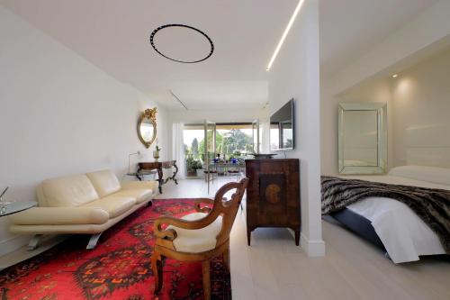 una camera con letto, divano e sedia di Luxury Aurelia Apartment with Swimming Pool a Roma