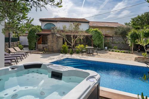 Gallery image of Stone Lady Holiday home with pool&hot tub,sauna,bbq,garden in Rasopasno