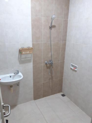 a bathroom with a shower and a sink at Huize Silitonga in Malang